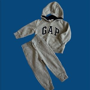 2 GAP MATCHING / SETS GAP TRACKSUIT
